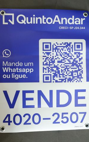 Apartamento à venda com 46m², 2 quartos e 1 vagaPlaca instalada na janela do quarto do imóvel - Código da placa: ZNHJ-1317