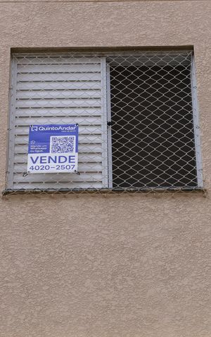 Apartamento à venda com 46m², 2 quartos e 1 vagaPlaca instalada na janela do quarto do imóvel - Código da placa: ZNHJ-1317