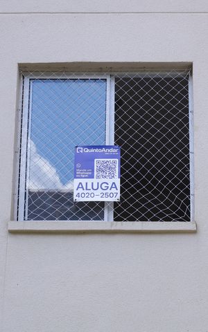 Apartamento à venda com 32m², 2 quartos e sem vagaPlaca instalada na janela do quarto do imóvel (2ºandar) -Código da placa KJFK-552
