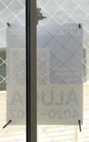 Apartamento à venda com 32m², 2 quartos e sem vagaPlaca instalada na janela do quarto do imóvel (2ºandar) -Código da placa KJFK-552