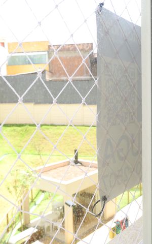 Apartamento à venda com 32m², 2 quartos e sem vagaPlaca instalada na janela do quarto do imóvel (2ºandar) -Código da placa KJFK-552