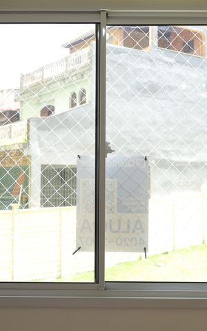 Apartamento à venda com 32m², 2 quartos e sem vagaPlaca instalada na janela do quarto do imóvel (2ºandar) -Código da placa KJFK-552