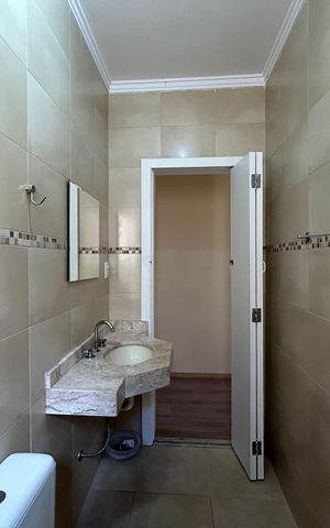 Casa à venda com 200m², 3 quartos e 2 vagas Casa à venda com 200m², 3 quartos e 2 vagasBanheiro