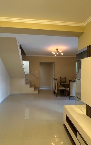 Casa à venda com 200m², 3 quartos e 2 vagas Casa à venda com 200m², 3 quartos e 2 vagasSala