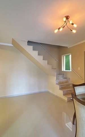 Casa à venda com 200m², 3 quartos e 2 vagas Casa à venda com 200m², 3 quartos e 2 vagasSala