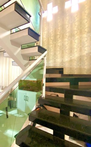 Casa à venda com 202m², 3 quartos e 4 vagas Casa à venda com 202m², 3 quartos e 4 vagasEscada