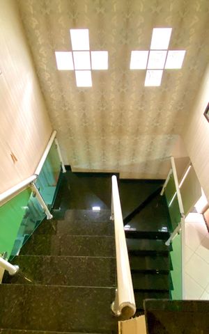 Casa à venda com 202m², 3 quartos e 4 vagas Casa à venda com 202m², 3 quartos e 4 vagasEscada