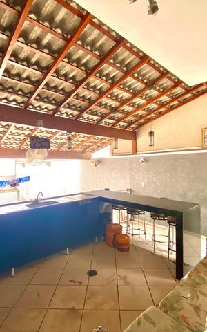 Casa à venda com 202m², 3 quartos e 4 vagas Casa à venda com 202m², 3 quartos e 4 vagasQuintal