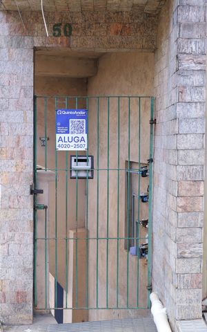 Casa para alugar com 80m², 2 quartos e sem vagaPlaca instalada no portão do imóvel - Código da placa KJFK-551