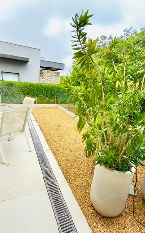 Casa de condomínio à venda com 385m², 4 quartos e 4 vagas Casa de condomínio à venda com 385m², 4 quartos e 4 vagasÁrea externa