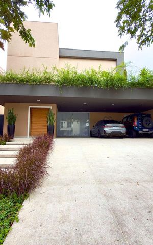 Casa de condomínio à venda com 385m², 4 quartos e 4 vagas Casa de condomínio à venda com 385m², 4 quartos e 4 vagasFachada