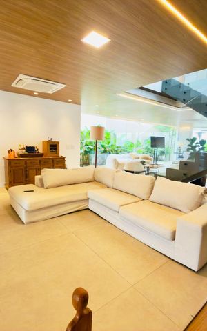 Casa de condomínio à venda com 385m², 4 quartos e 4 vagas Casa de condomínio à venda com 385m², 4 quartos e 4 vagasSala