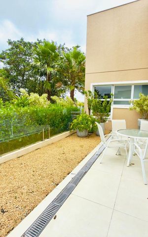 Casa de condomínio à venda com 385m², 4 quartos e 4 vagas Casa de condomínio à venda com 385m², 4 quartos e 4 vagasÁrea externa