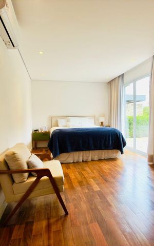 Casa de condomínio à venda com 385m², 4 quartos e 4 vagas Casa de condomínio à venda com 385m², 4 quartos e 4 vagasQuarto
