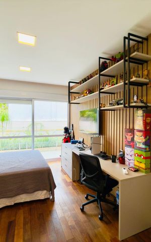 Casa de condomínio à venda com 385m², 4 quartos e 4 vagas Casa de condomínio à venda com 385m², 4 quartos e 4 vagasQuarto