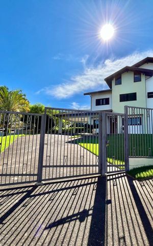 Casa de condomínio à venda com 265m², 4 quartos e 4 vagasFachada