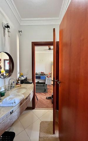 Casa de condomínio à venda com 265m², 4 quartos e 4 vagasBanheiro da Suíte