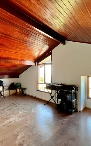 Casa de condomínio à venda com 265m², 4 quartos e 4 vagasSotão