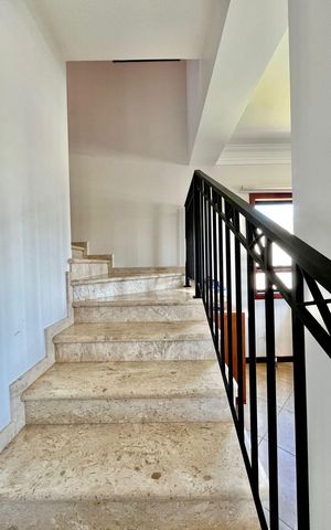 Casa de condomínio à venda com 265m², 4 quartos e 4 vagasEscada