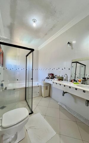 Casa de condomínio à venda com 265m², 4 quartos e 4 vagasBanheiro da Suíte 4