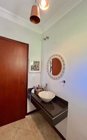 Casa de condomínio à venda com 265m², 4 quartos e 4 vagasLavabo
