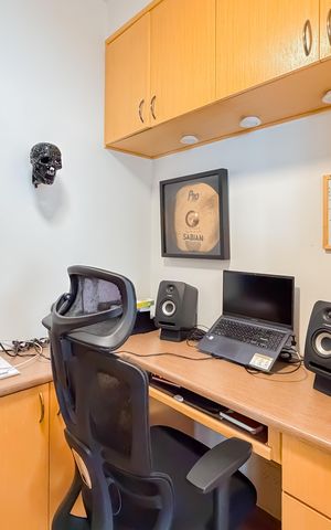 Apartamento à venda com 145m², 3 quartos e 2 vagas Apartamento à venda com 145m², 3 quartos e 2 vagasEscritório