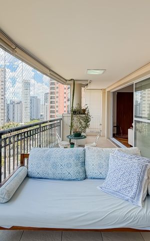 Apartamento à venda com 175m², 3 quartos e 4 vagas Apartamento à venda com 175m², 3 quartos e 4 vagasVaranda da Sala