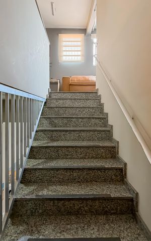 Casa para alugar com 372m², 6 quartos e 7 vagas Casa para alugar com 372m², 6 quartos e 7 vagasEscada