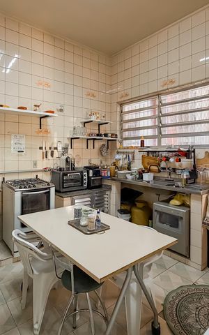 Casa para alugar com 372m², 6 quartos e 7 vagas Casa para alugar com 372m², 6 quartos e 7 vagasCozinha - Térreo