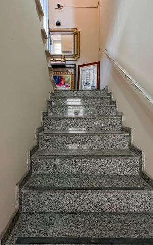 Casa para alugar com 372m², 6 quartos e 7 vagas Casa para alugar com 372m², 6 quartos e 7 vagasEscada
