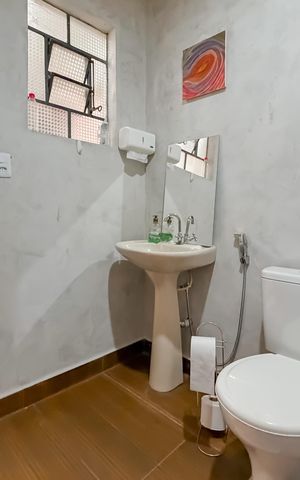 Casa para alugar com 372m², 6 quartos e 7 vagas Casa para alugar com 372m², 6 quartos e 7 vagasEdícula - Banheiro da Suíte