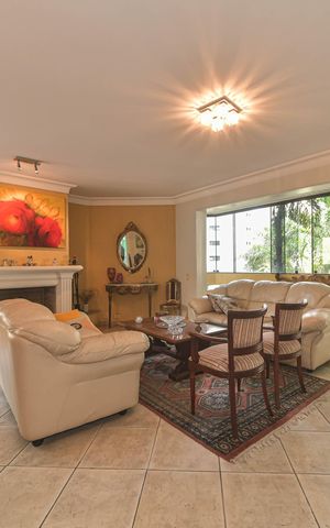 Apartamento à venda com 240m², 4 quartos e 3 vagas Apartamento à venda com 240m², 4 quartos e 3 vagasSala