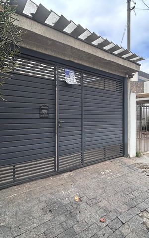 Casa à venda com 150m², 3 quartos e 2 vagas Casa à venda com 150m², 3 quartos e 2 vagasFachada