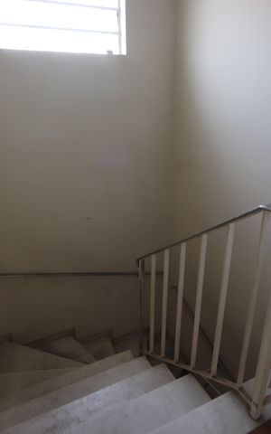 Casa à venda com 125m², 2 quartos e 2 vagasEscada