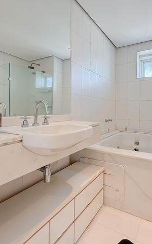 Apartamento à venda com 300m², 4 quartos e 4 vagas Apartamento à venda com 300m², 4 quartos e 4 vagasSuíte Master - Banheiro 2