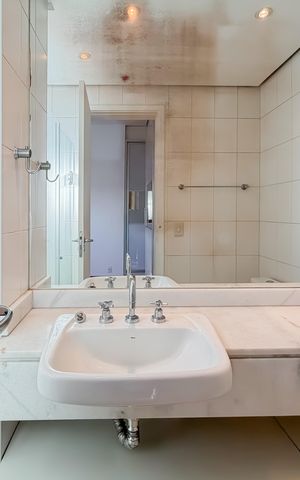 Apartamento à venda com 300m², 4 quartos e 4 vagas Apartamento à venda com 300m², 4 quartos e 4 vagasBanheiro da Suíte 2