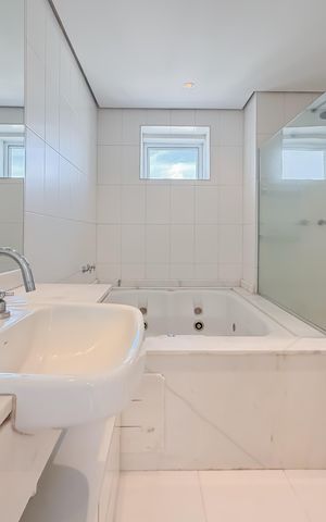 Apartamento à venda com 300m², 4 quartos e 4 vagas Apartamento à venda com 300m², 4 quartos e 4 vagasSuíte Master - Banheiro 2