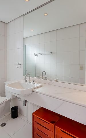 Apartamento à venda com 300m², 4 quartos e 4 vagas Apartamento à venda com 300m², 4 quartos e 4 vagasSuíte Master - Banheiro 1