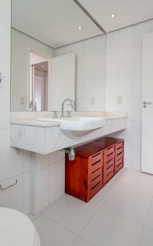 Apartamento à venda com 300m², 4 quartos e 4 vagas Apartamento à venda com 300m², 4 quartos e 4 vagasSuíte Master - Banheiro 1