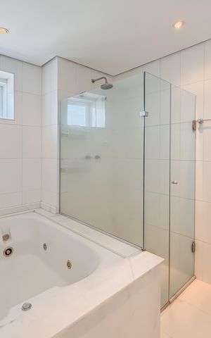 Apartamento à venda com 300m², 4 quartos e 4 vagas Apartamento à venda com 300m², 4 quartos e 4 vagasSuíte Master - Banheiro 2