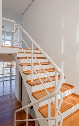 Apartamento à venda com 300m², 4 quartos e 4 vagas Apartamento à venda com 300m², 4 quartos e 4 vagasEscada - Piso Superior