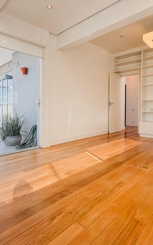 Apartamento à venda com 300m², 4 quartos e 4 vagas Apartamento à venda com 300m², 4 quartos e 4 vagasEscritório