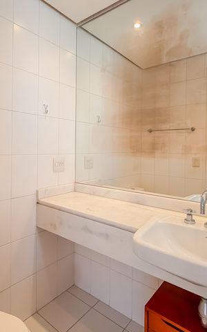 Apartamento à venda com 300m², 4 quartos e 4 vagas Apartamento à venda com 300m², 4 quartos e 4 vagasBanheiro da Suíte 1