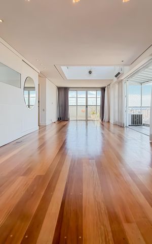 Apartamento à venda com 300m², 4 quartos e 4 vagas Apartamento à venda com 300m², 4 quartos e 4 vagasSala