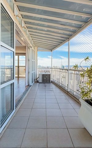 Apartamento à venda com 300m², 4 quartos e 4 vagas Apartamento à venda com 300m², 4 quartos e 4 vagasVaranda Gourmet