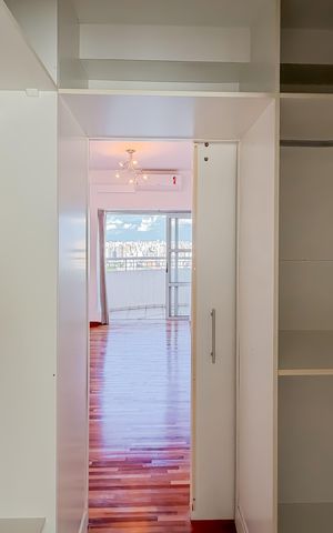Apartamento à venda com 300m², 4 quartos e 4 vagas Apartamento à venda com 300m², 4 quartos e 4 vagasSuíte Master - Closet 1