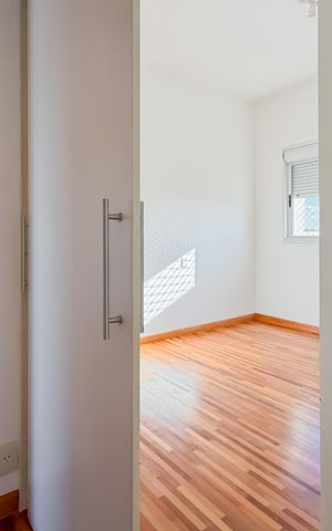 Apartamento à venda com 300m², 4 quartos e 4 vagas Apartamento à venda com 300m², 4 quartos e 4 vagasSuíte Master - Closet 2