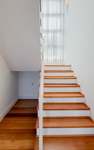 Apartamento à venda com 300m², 4 quartos e 4 vagas Apartamento à venda com 300m², 4 quartos e 4 vagasEscada - Piso Superior