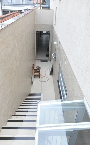 Casa à venda com 260m², 2 quartos e 2 vagasEscada de acesso à área de serviço