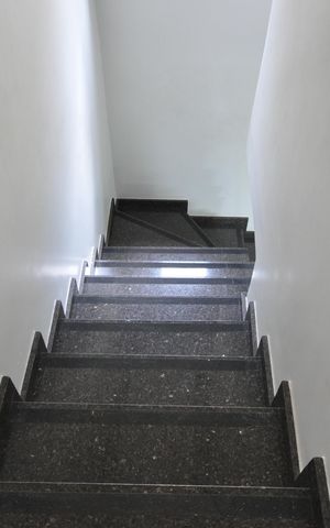 Casa à venda com 260m², 2 quartos e 2 vagasEscada